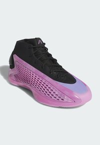 Klasické tenisky s vysokým střihem, černým textilním svrškem, růžovou gumovou podešví a hexagonálními bočními detaily se hladkým levandulovým akcentem.