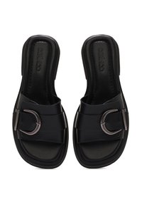 Sandalias deslizantes de cuero negro con detalle de hebilla ajustable y plantilla texturizada. Superficie superior suave y suela acolchada.