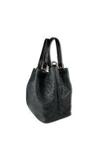 Geweven zwarte leren handtas met twee zwarte leren handvaten, met een gestructureerde vorm en een getextureerd, patroond oppervlak.