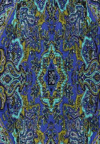 Πολύπλοκο μοτίβο πεϊζλί και λουλουδιών σε μπλε, τιρκουάζ, πράσινο, μαύρο και λευκό με συμμετρικό, στρωματοποιημένο σχέδιο σε φόντο υφασμάτινης υφής.