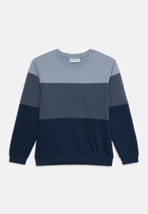 Sweat-shirt à manches longues col rond avec blocs de couleurs horizontaux en bleu clair, gris moyen et bleu marine.