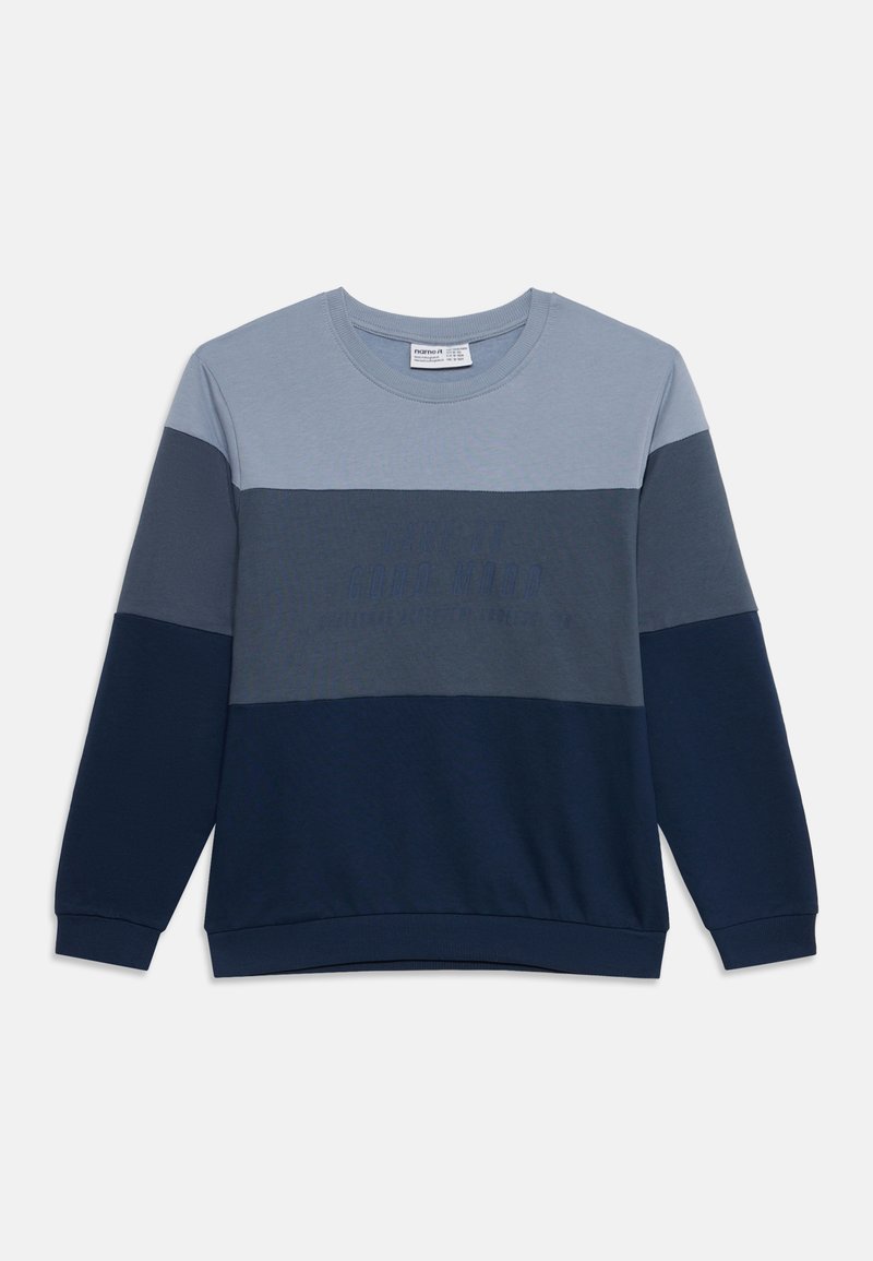 Sweat-shirt à manches longues col rond avec blocs de couleurs horizontaux en bleu clair, gris moyen et bleu marine.