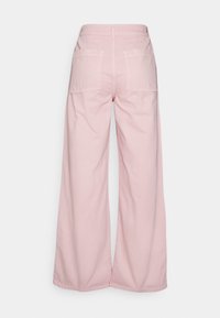 Calças largas rosa com uma textura de algodão suave, apresentando dois bolsos traseiros e uma cintura limpa. Cortadas para um ajuste solto.