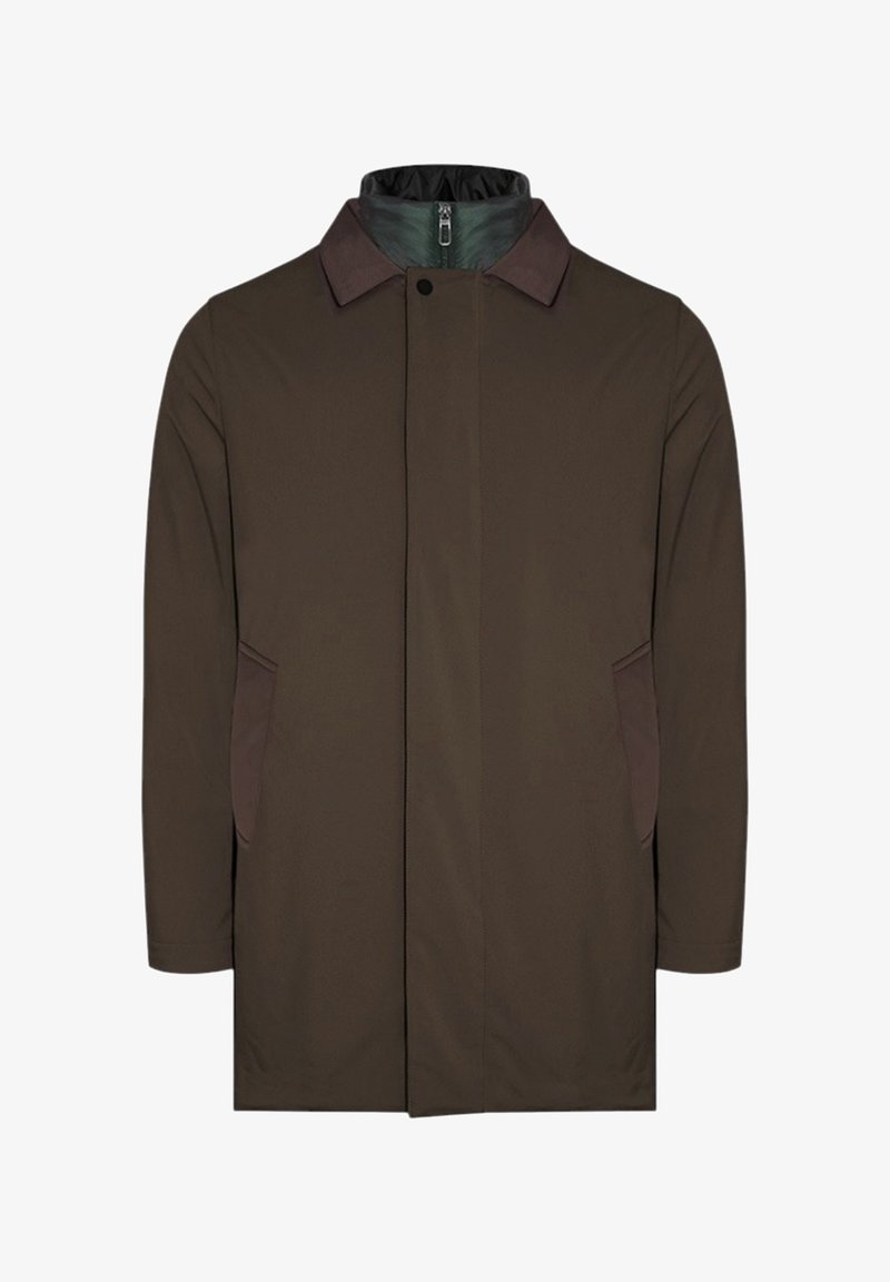 Cappotto esterno marrone con design strutturato, caratterizzato da un colletto interno verde, due tasche laterali e una chiusura frontale semplice.