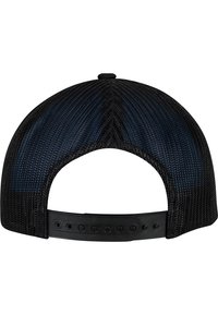 Fekete hálós baseball sapka lapos karimával, állítható snapback záródással és sima anyaggal a karima alatt, látható logók vagy díszítések nélkül.