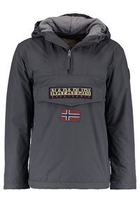 Grå nylon pulloverjakke med en frontlomme, der har et patch med "NAPAPIJRI" og et Norge-flag. Hætte foret med gråt stof.