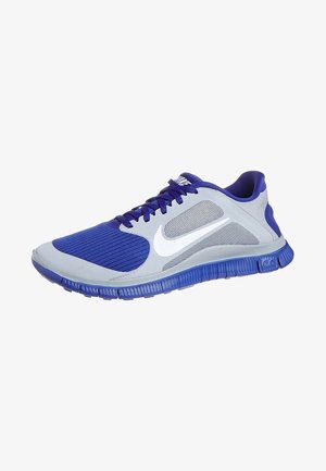 Baskets bleues et grises avec dessus en maille et textile, col rembourré, logo blanc et semelle en caoutchouc texturée. Fermeture à lacets.