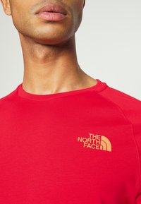 The North Face TEE - T-shirt estampada - horizon red