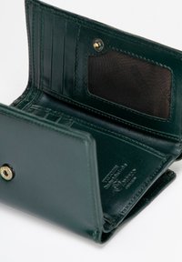 Grünes Leder-Portemonnaie mit strukturiertem Finish, bietet mehrere Kartenfächer, ein transparentes Ausweisfenster und einen goldenen Druckknopfverschluss.