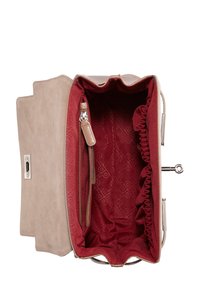 Sac à main en daim beige avec un intérieur en tissu rouge, comprenant une poche zippée et des bords froncés. La forme est structurée avec une fermeture à clip.