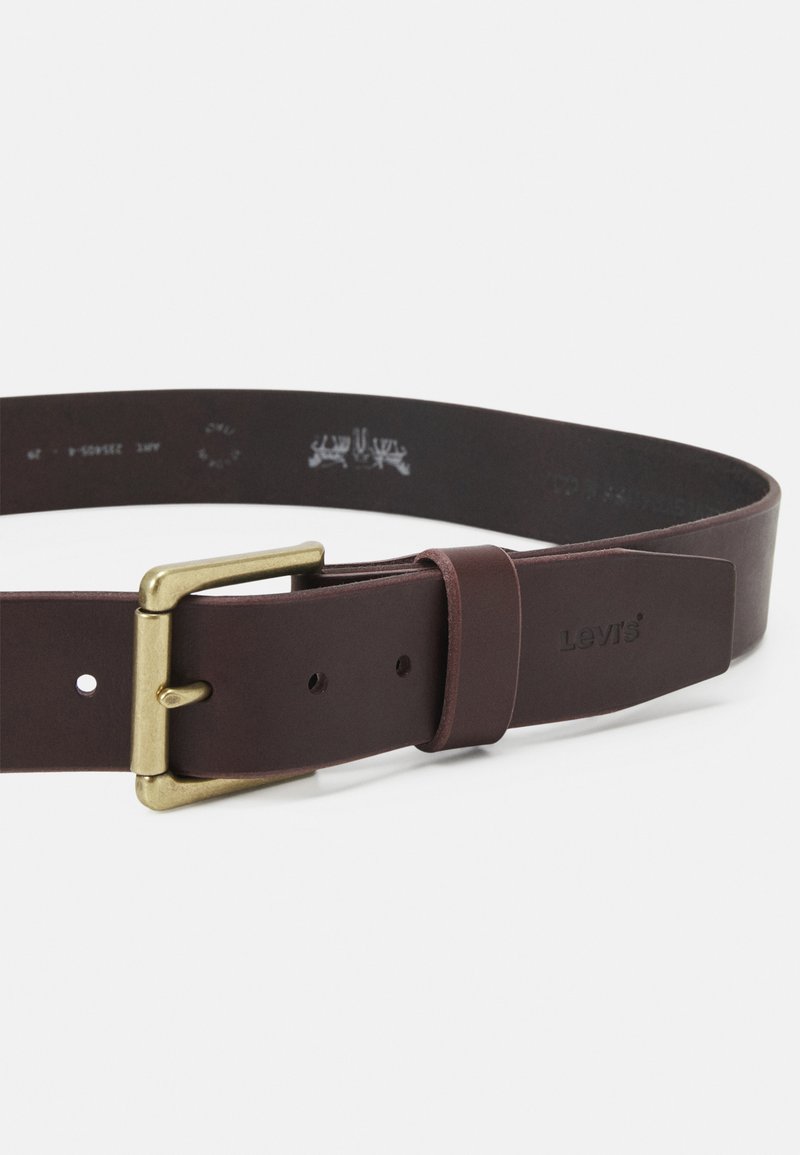 Cintura in pelle marrone con fibbia in metallo color oro. Presenta una superficie liscia, diversi fori per le regolazioni e il nome del marchio impresso.