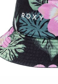 Čierny vedierkový klobúk s kvetinovým vzorom, na ktorom sú ružové kvety a zelené listy. Na prednej strane je vyšitý logo "ROXY" v bielej farbe. Tkanina má textúru.