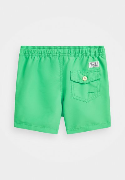 Bañador verde con cintura elástica, bolsillo trasero con cierre de botón, textura suave y una pequeña etiqueta de marca en el lateral.