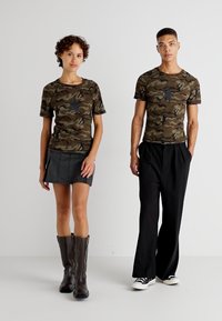 Jaded London CAMO STARSTRUCK TEE UNISEX - T-shirt estampada - brown