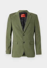 Blazer verde oliva con dos botones delanteros, solapas de muesca y un bolsillo en el pecho; forrado con una tela negra estampada por dentro.