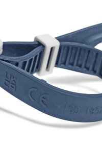 Donkerblauwe rubberen polsband met een gestructureerd oppervlak, voorzien van een witte plastic gesp en reliëfcertificeringsmarkeringen.