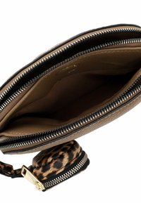 Ruda tekstūruota rankinė su dvigubais užtrauktukais ir prie jos pritvirtinta leopardų rašto monetų piniginė. Vidus yra kreminės spalvos ir lygus, suteikiantis pakankamai erdvės.