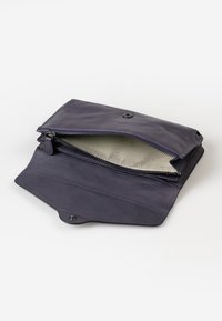 Borsa a mano in pelle viola con una tasca con zip e fodera in tessuto a righe, dotata di chiusura a scatto e design elegante.