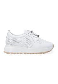 Weiße Sneaker mit perforierten Seiten, strukturiertem Material, Schnürdesign und einer dicken beigen Gummisohle mit Profilmuster.