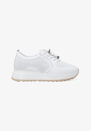 Weiße Sneaker mit perforierten Seiten, strukturiertem Material, Schnürdesign und einer dicken beigen Gummisohle mit Profilmuster.