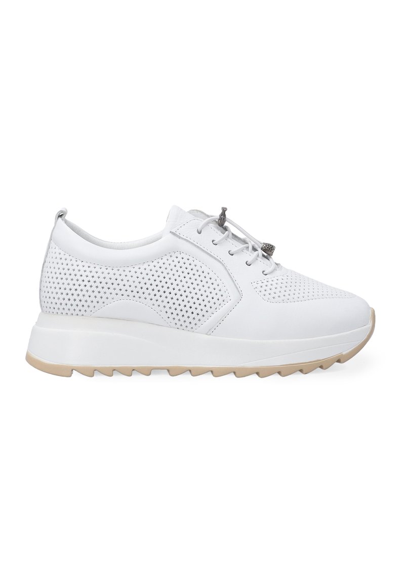 Weiße Sneaker mit perforierten Seiten, strukturiertem Material, Schnürdesign und einer dicken beigen Gummisohle mit Profilmuster.