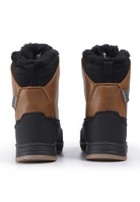 Botas de cuero marrón y textil negro con borde de piel sintética; de altura media con suela de goma texturizada, que presenta un diseño duradero y lengüetas de tirón.