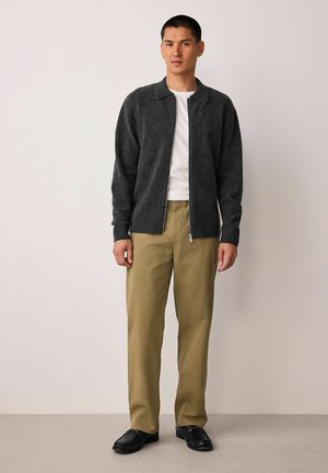 RELAXED FIT - STRETCH - Pantaloni - sand