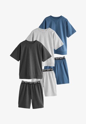 Trois ensembles de hauts décontractés à manches courtes et shorts à taille élastique en gris foncé, gris clair et bleu, avec "NEXT" imprimé sur les bandes de taille.