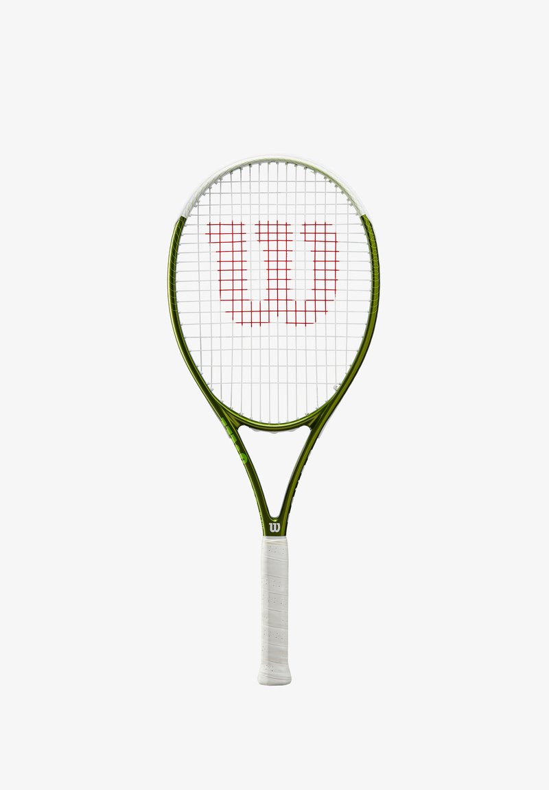 Raqueta de tenis verde con un agarre blanco, que presenta un patrón de cuerdas de malla y un prominente logo rojo de "Wilson" en las cuerdas.