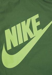 Nike Sportswear HERITAGE DRAWSTRING UNISEX - Mochila - treeline/vivid green