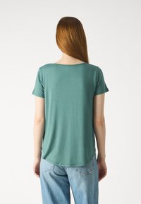 Hollister Co. Easy Icon V-Neck T-Shirt - Jednoduché tričko - silver pine