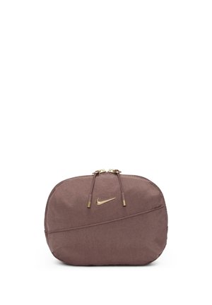 Petite pochette marron Nike avec curseurs de fermeture éclair dorés et logo swoosh Nike doré centré sur le devant.