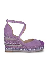 Scarpa con zeppa in suede viola con punta a cappuccio testurizzato. Presenta una design intrecciato e paillettes decorative sul tallone. Cinturino alla caviglia regolabile.