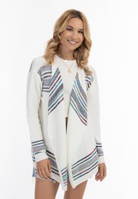 Weißer Cardigan mit mehrfarbigen gestreiften Mustern an den Rändern und Ärmeln. Offenes Frontdesign mit ausgefranstem Saum und strukturiertem Strickstoff.