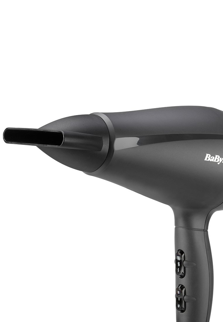 Czarna suszarka do włosów o eleganckim designie, wąska dysza i przyciski sterujące na uchwycie. Gładka tekstura, lekka. Logo marki po bokach.