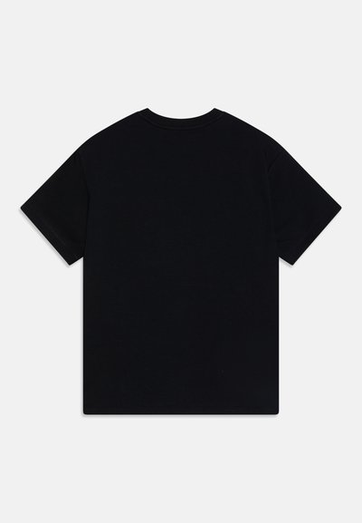 Svart bomullströja med rund hals och korta ärmar. Tyget är mjukt med en vanlig passform och utan synliga mönster eller logotyper.