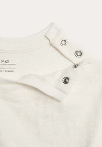 Top in cotone bianco con colletto a coste e chiusura a bottoni a pressione sulla spalla. Tessuto morbido con dettagli di cucitura visibili.