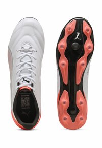 Chaussures de football Puma avec un dessus en synthétique blanc, une semelle extérieure noire et des accents roses. Comprend un système de laçage et une semelle à motifs pour une meilleure adhérence.