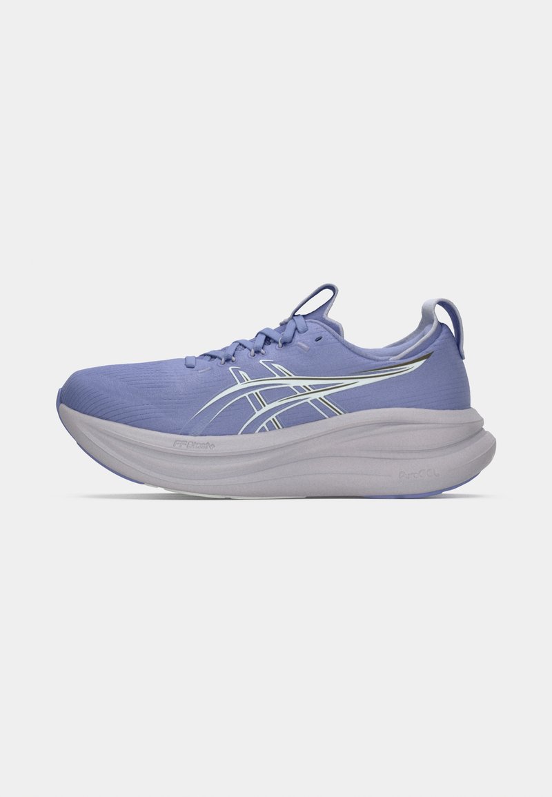 Baskets de sport violettes claires avec une tige texturée, des accents blancs et une semelle grise épaisse, dotées de lacets et d'une languette au talon.