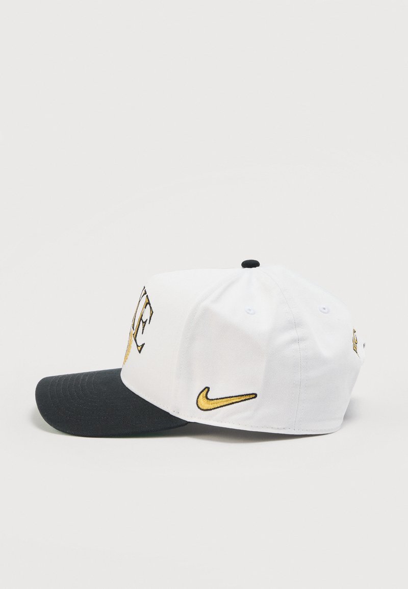 Weißer und schwarzer Nike-Baseballcap mit goldbesticktem Swoosh-Logo an der Seite und teilweise goldener sowie schwarzer Schrift vorne.