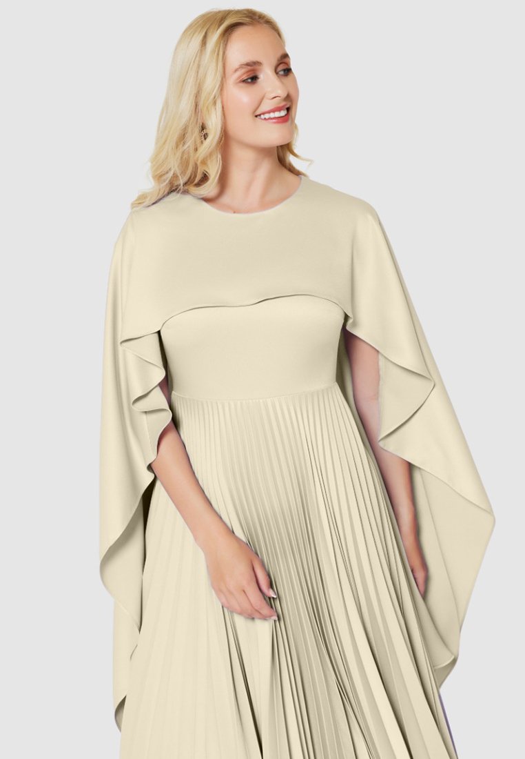 Lichtbeige jurk met een geplooide rok, voorzien van een getailleerd lijfje en vloeiende cape mouwen. Effen textuur en eenvoudig ontwerp.