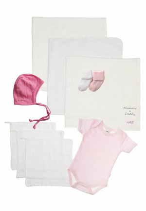 Das Babygeschenkset enthält vier weiße Musselintücher, eine rosa Baumwollmütze, einen rosa gestreiften Strampler und passende rosa und weiße Füßlinge.