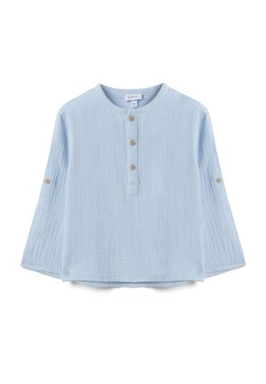 Chemise à manches longues bleu clair pour tout-petit, avec encolure ronde, trois boutons sur le devant et des pattes à boutons sur les manches pour les retrousser.