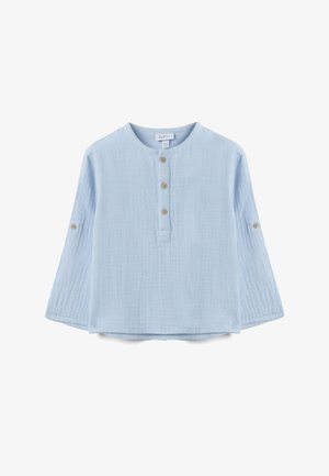 Hellblaues Langarmshirt für Kleinkinder mit rundem Ausschnitt, drei Knöpfen vorne und Knopfmanschetten an den Ärmeln zum Hochkrempeln.