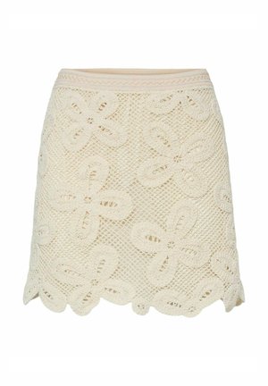 Koronkowa spódnica w kolorze kremowym z kwiatowym wzorem; posiada dopasowaną talię i ozdobny, falisty brzeg, prezentując misterny, teksturowany wzór.