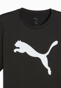 Sort T-shirt lavet af glat stof med et stort hvidt springende puma-logo på forsiden, rund halsudskæring og korte ærmer.