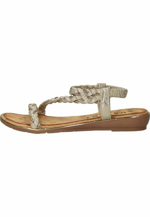 Beige platte sandaal met gevlochten bandjes, teenlus, elastische achterriem, gevoerde binnenzool en lage sleehakzool.