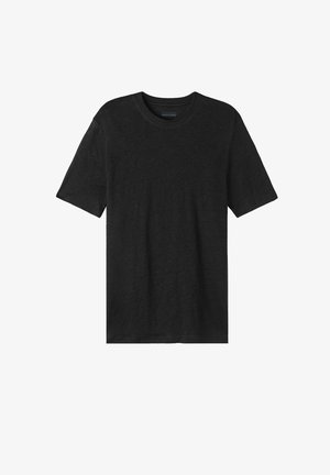 Camiseta negra de manga corta hecha de tela suave. Presenta un cuello redondo y un corte relajado, sin patrones ni acentos visibles.