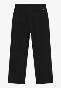 Μαύρο παντελόνι σε φαρδιά γραμμή με ελαστική μέση, δύο πίσω τσέπες με πέτο και ένα μικρό χρυσό κεντημένο λογότυπο κοντά στη μέση.