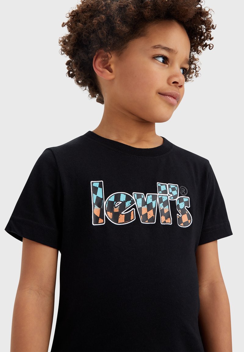 Zwarte katoenen t-shirt met een kleurrijk geblokt Levi's logo op de borst. Korte mouwen en een klassiek ronde hals ontwerp.